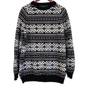 Vintage‑Style Nordiac Chalet Chic Black and White Snowflake Pattern Sweater M